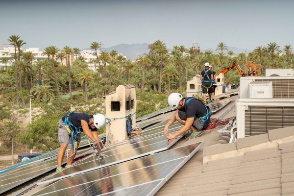 22 familias de Elche se unen para impulsar el autoconsumo solar en Travalón