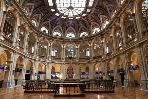 El Ibex 35 cierra con una caída del 1,22%, por debajo de los 9.400 puntos

