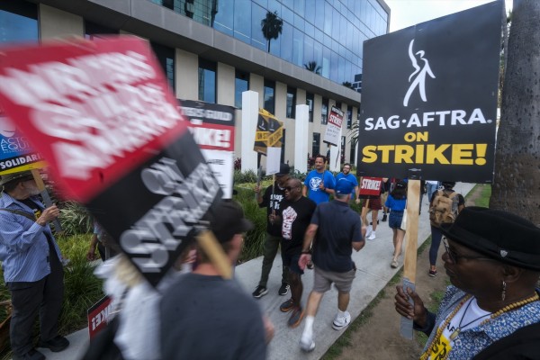 El sindicato de guionistas y los estudios de Hollywood llegan a un acuerdo provisional