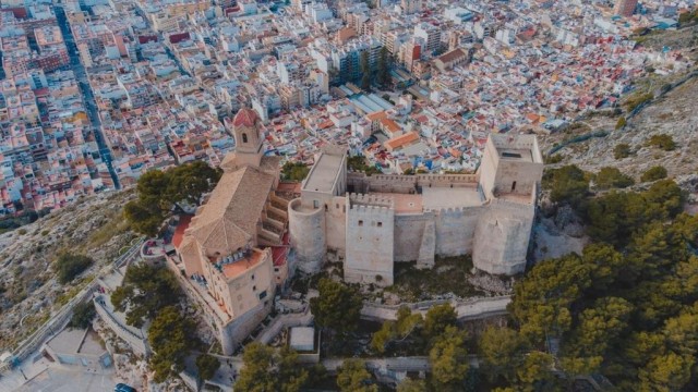 El Grial, el Cid y el Románico se unen en la exposición fotográfica del castillo de Cullera 
