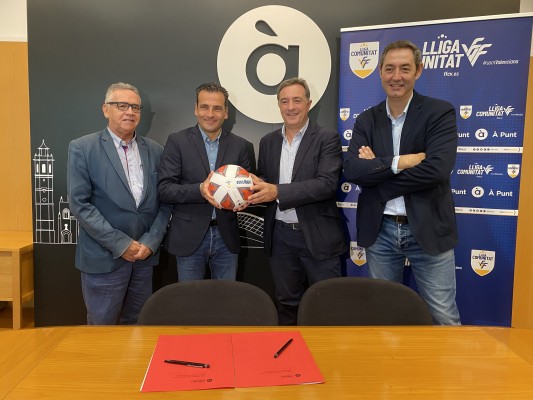 À Punt apuesta por el fútbol valenciano patrocinando
las selecciones de todas las categorías y las dos
principales ligas autonómicas