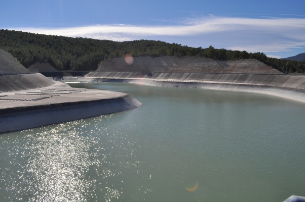 La CHS formaliza el contrato del proyecto de estabilización y adecuación del vaso de la balsa de La Muela