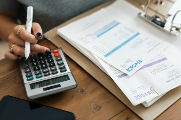 Las ventas de las empresas moderan su caída en julio hasta el 3,8% y suman cuatro meses de descensos
