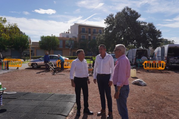 Burriana instala una barrera de protección en los juegos del parque infantil de la plaza La Fira