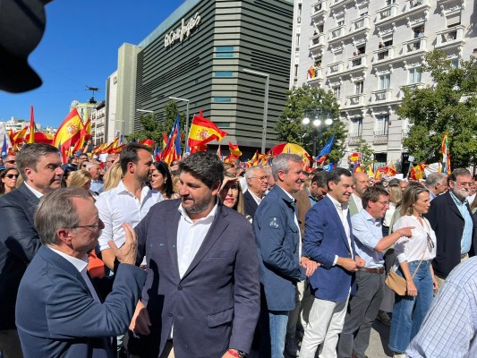 Más de 1.500 murcianos, con Miras a la cabeza, acuden a Madrid para protestar contra la amnistía 
