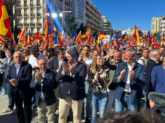 Miles de personas protestan contra la amnistía y gritan 'fuera' al proyectarse un vídeo de Sánchez