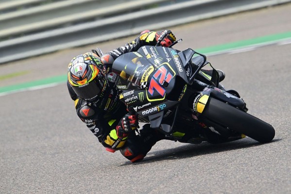 Bezzecchi vence, Martín acaba segundo y Bagnaia por los suelos