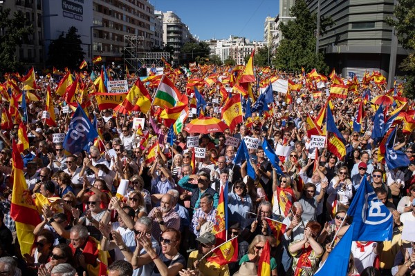 Miles de personas protestan contra la amnistía y gritan 'fuera' al proyectarse un vídeo de Sánchez