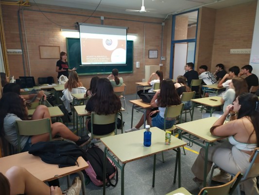 Estudiantes de Benicàssim participan en talleres de prevención de la violencia de género 