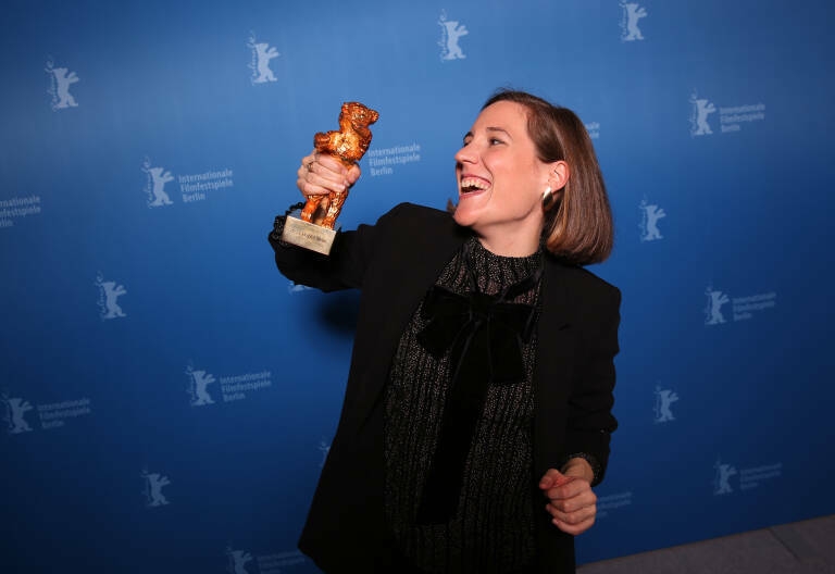 Carla Simón tras ganar el Oso de Oro en Berlín.  Foto: EP/ Ronny Hartmann / AFP POOL - 