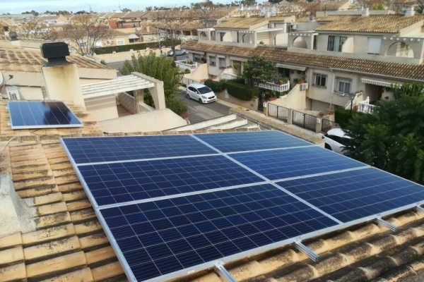 El PSOE denuncia que faltan por resolver 12.000 ayudas para autoconsumo eléctrico en la Región