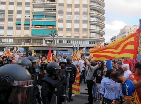 A juicio los 28 ultras que reventaron la manifestación del 9 d'Octubre de 2017