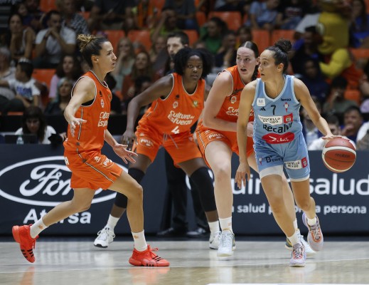 La Fonteta celebra el levantamiento del título de liga con victoria