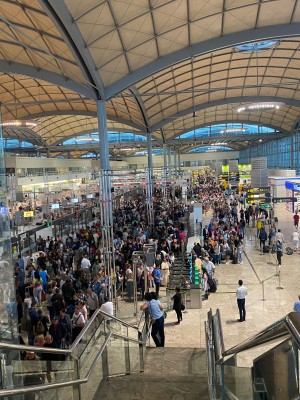 La huelga de los vigilantes de seguridad privada del aeropuerto Alicante-Elche genera largas colas 
