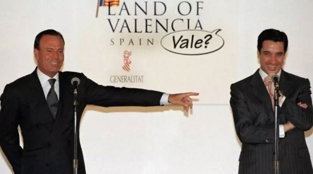 Por qué con Julio Iglesias comenzó la competición valenciana por el ‘clickbait’ global