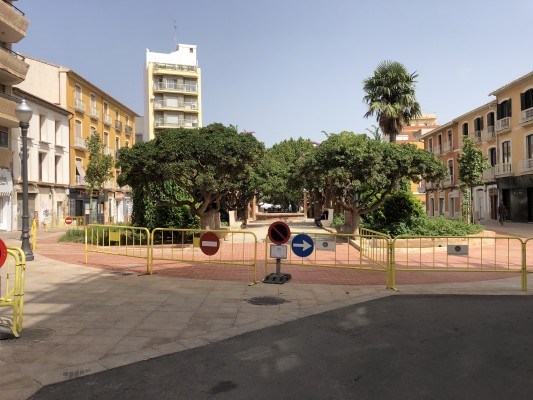 La obra de la glorieta de País Valencià de Dénia sufre otro retraso ante la falta de mobiliario