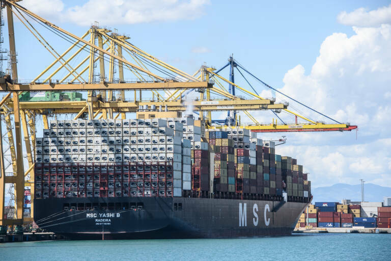 Las exportaciones de la Comunitat siguen bajando, pero recuperan el tercer puesto del ranking nacional