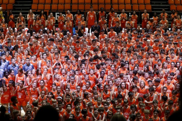 Los equipos de Valencia Basket y L’Alqueria del Basket se presentan ante su afición

