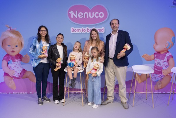 Famosa amplía su línea de diversidad con Nenuco con síndrome de Down y con implante coclear
