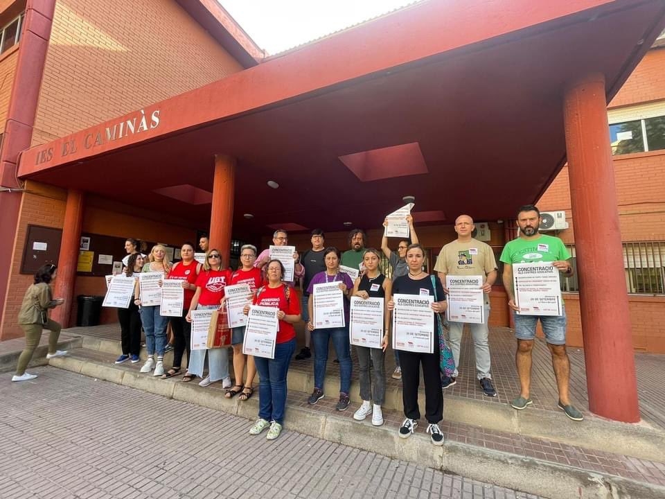Decenas de centros se concentran en la Comunitat Valenciana contra las políticas de Educación
