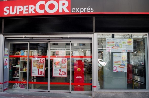 El Corte Inglés traspasa a Carrefour 47 SuperCor y abrirá grandes supermercados a pie de calle

