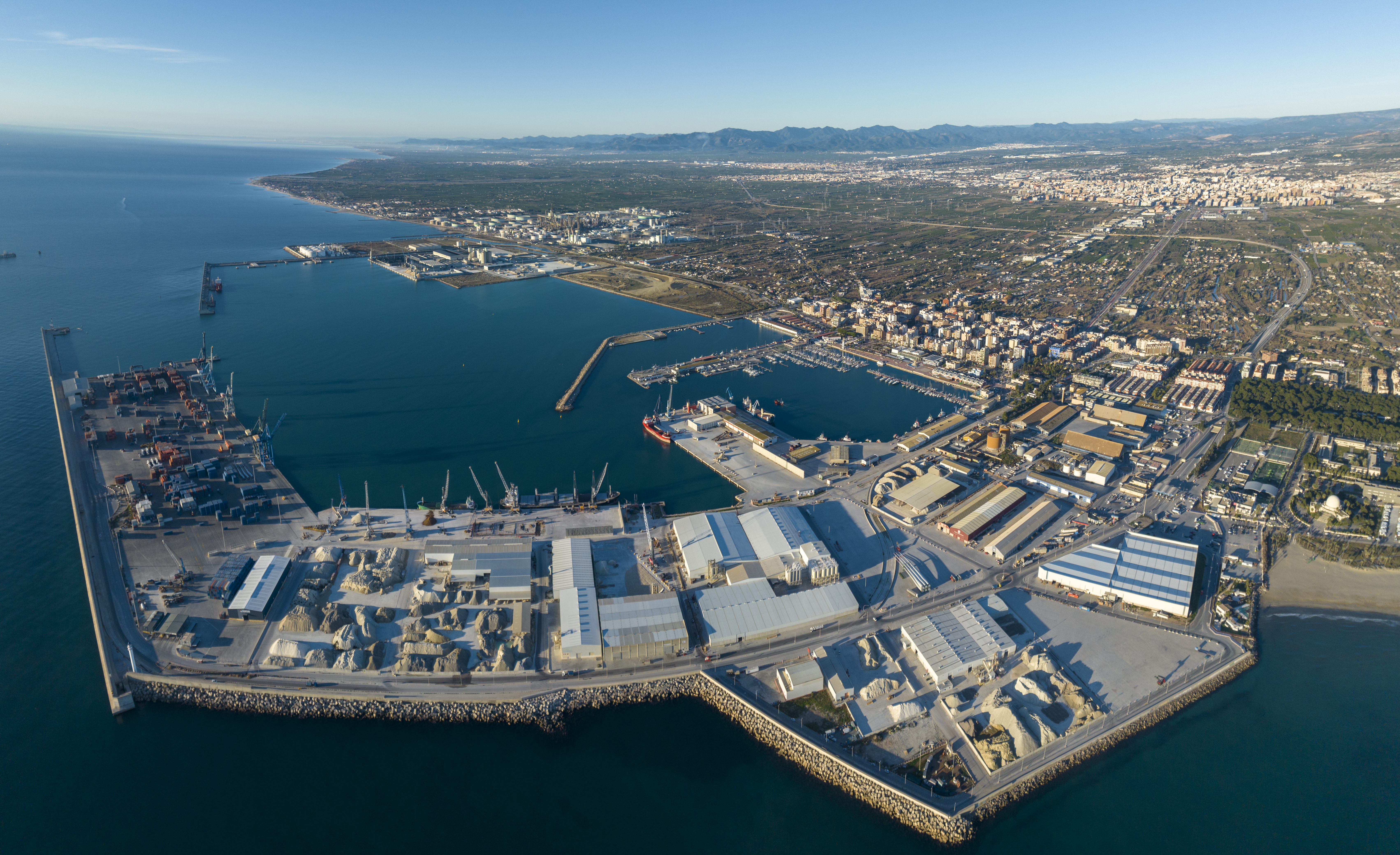 Las empresas instaladas en el puerto ahorran más de lo previsto con la nueva tasación de terrenos