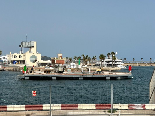 El Puerto 'compra' el barco para conectar con la isla flotante: el refuerzo de su estructura continúa 
