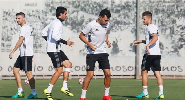 Santi Mina se retira del entrenamiento y Rodrigo completa la sesión