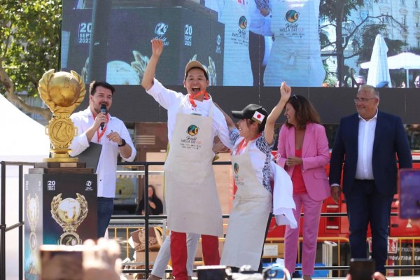 Un cocinero japonés gana el concurso de paella del World Paella Day en València
