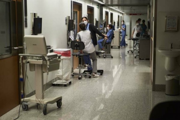 Los españoles mejoran su satisfacción con la sanidad, aunque lejos de las cifras prepandemia