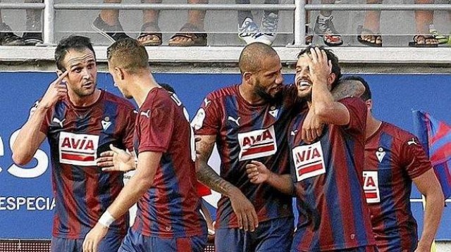 El Eibar gana a una Real Sociedad con diez futbolistas