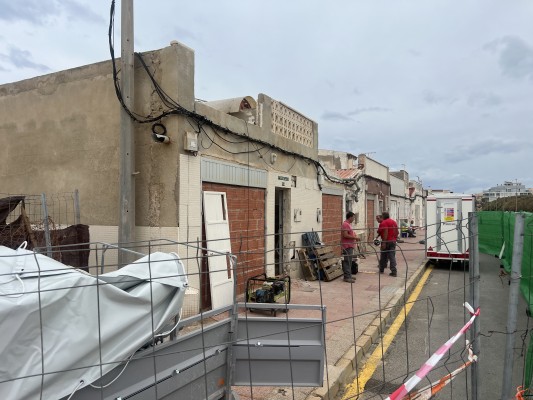 Costas derriba tres viviendas en Babilonia: quedan decenas de concesiones por revertir en Guardamar