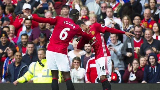 El Manchester United golea al Leicester y recobra la sonrisa
