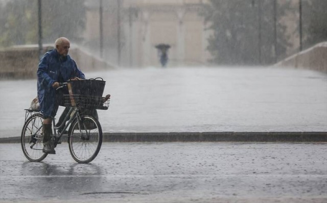 Las lluvias afectan con intensidad al sur de València y causan complicaciones en la V-31
