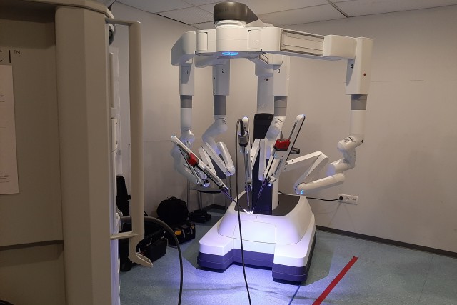 El Hospital Clínico de Valencia incorpora un nuevo equipo de cirugía robótica
