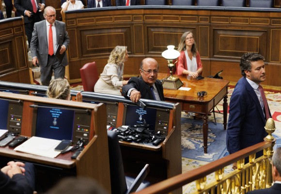 Diputados de Vox salen del hemiciclo del Congreso durante la intervención en gallego de un diputado