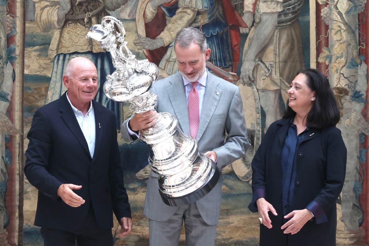 Felipe VI recibe a Jaume Collboni, Wayne Griffiths y Grant Dalton en su visita a Barcelona
