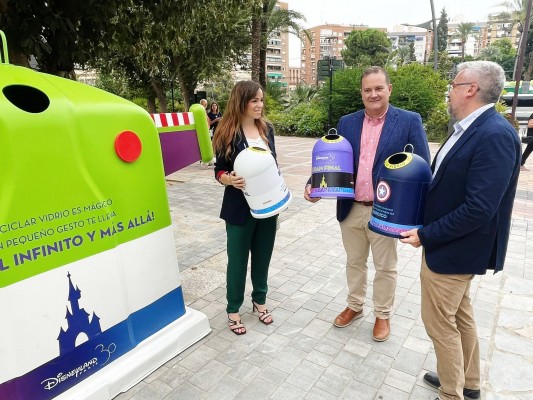 Murcia instala iglús para reciclar vidrio inspirados en personajes de Disney
