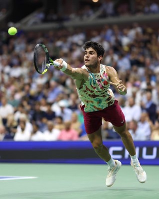 El número 1, lejos pero a tiro: Alcaraz opta a recortarle 1.500 puntos a Djokovic ya en China