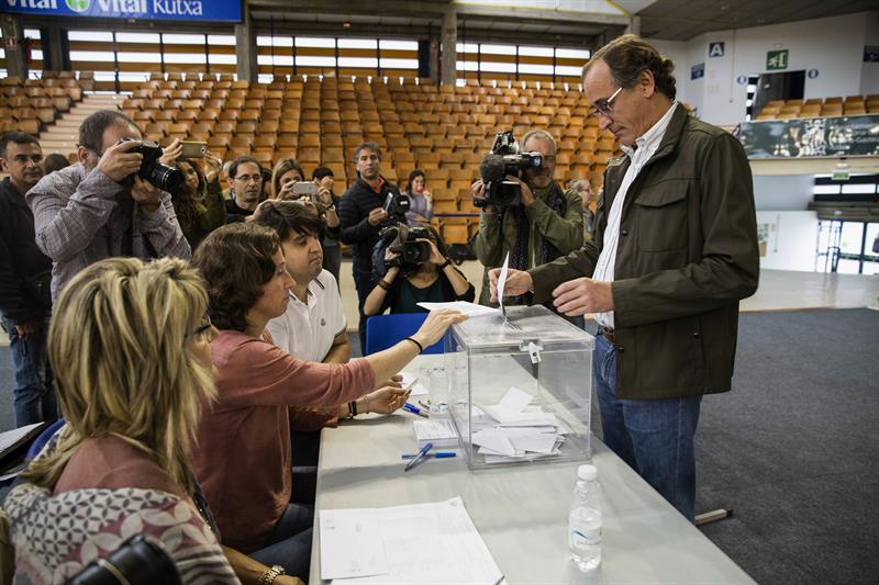 El candidato del PP a lehendakari, Alfonso Alonso, se dispone a votar (Foto: EFE/David Aguilar) - 