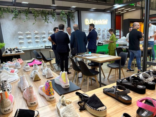 El calzado ilicitano saca músculo en la feria de Milán con 38 firmas de la ciudad