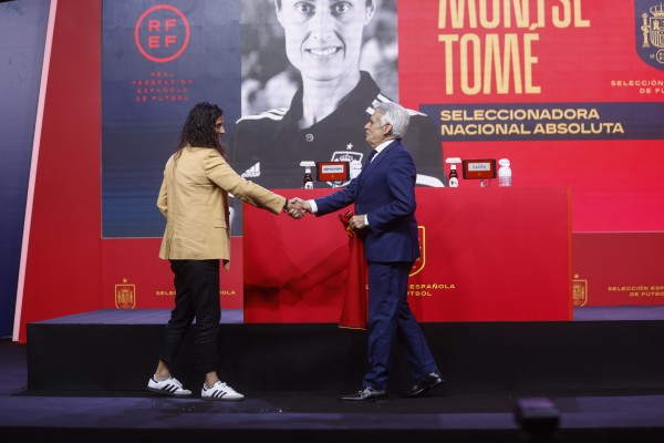 Montse Tomé convoca a quince campeonas del mundo junto a Mapi León y Patri Guijarro
