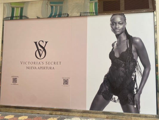 Victoria's Secret se queda un antiguo local de Zara y abre su primera tienda en el centro de València