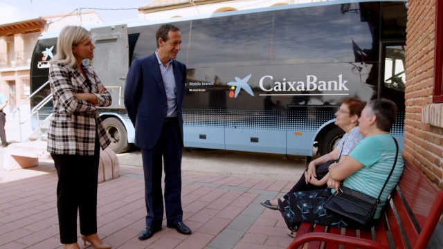 CaixaBank reafirma su compromiso con la inclusión financiera con oficinas móviles