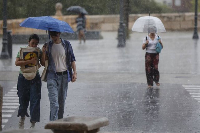 La OCU aconseja reclamar por los daños causados por las lluvias y el granizo en la Comunitat