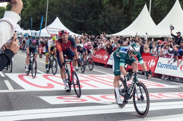 Kuss se corona en Madrid ante los reyes del Tour y Giro, última etapa para Groves
