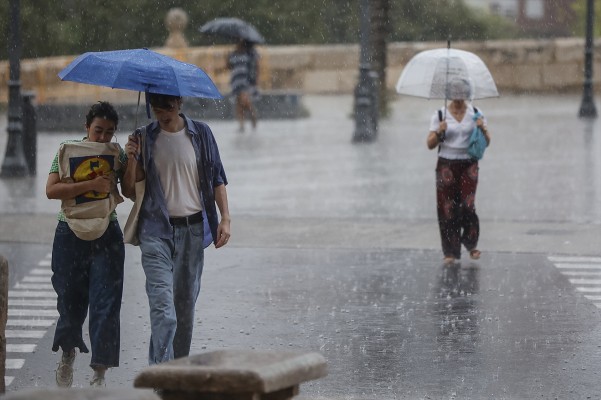 Fuertes precipitaciones y granizo en el sur de la Plana de Utiel-Requena y el Camp de Túria