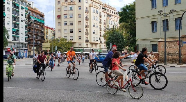 Vecinos pedalean en una 'bicimanifestación' para exigir la renaturalización de Pérez Galdós