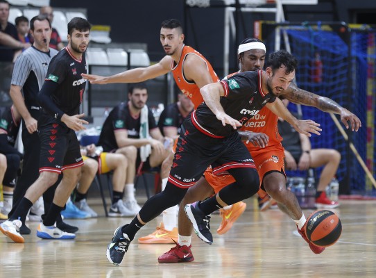El Valencia cierra una pretemporada que empezó idílica y le deja con dudas
