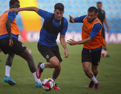 Partido de dos pelotas y un balón en el Rico Pérez